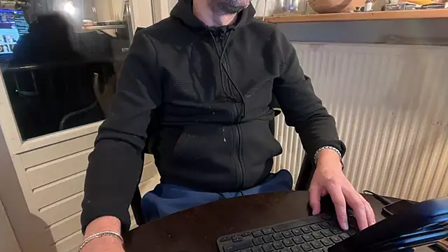 Snapshot of MaxiDimi chatting on 29, 10, 2025 MaxiDimi online show from 29, 10, 2025