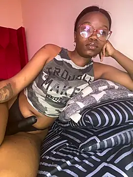 Snapshot of YummyMelanin117 chatting on 19, 10, 2025 YummyMelanin117 online show from 19, 10, 2025