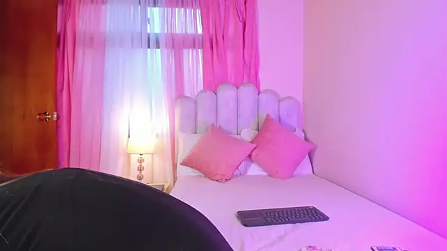 Snapshot of zaraquiinn chatting on 14, 11, 2025 zaraquiinn online show from 14, 11, 2025