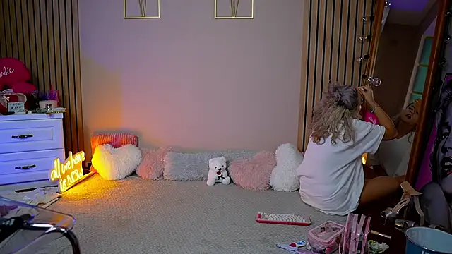 Snapshot of SabrinaJade chatting on 9, 9, 2025 SabrinaJade online show from 9, 9, 2025