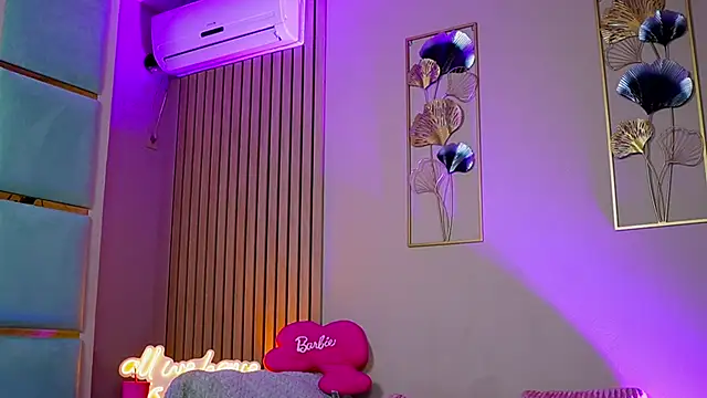 Snapshot of SabrinaJade chatting on 17, 10, 2025 SabrinaJade online show from 17, 10, 2025