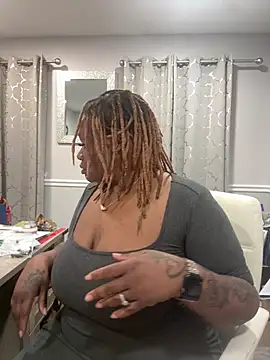 Snapshot of RoyalQueen2u chatting on 6, 4, 2026 RoyalQueen2u online show from 6, 4, 2026