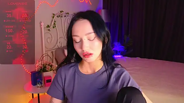  holly berry  online show from 29, 9, 2025