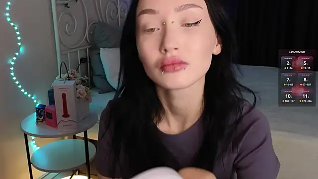  holly berry  online show from 4, 10, 2025