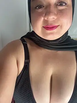 Snapshot of bluum chatting on 7, 3, 2026 bluum online show from 7, 3, 2026