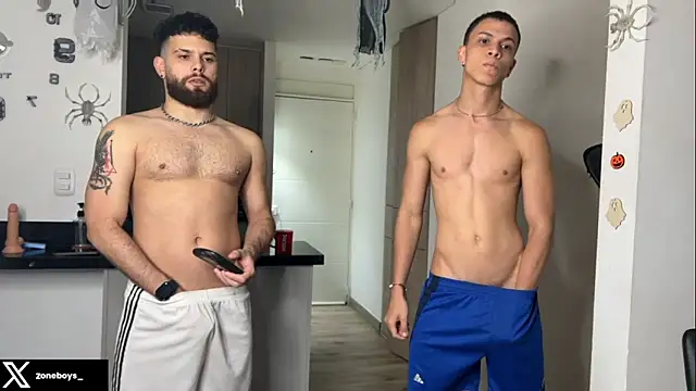 Snapshot of zoneboys chatting on 30, 10, 2025 zoneboys online show from 30, 10, 2025