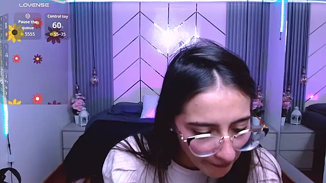 Snapshot of alesiamoore chatting on 4, 3, 2026 alesiamoore online show from 4, 3, 2026