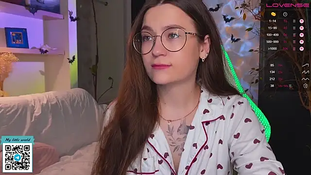 Snapshot of mia_here chatting on 28, 10, 2025 mia here online show from 28, 10, 2025