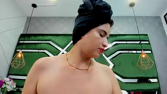 ThaliaCross online show from 8, 10, 2025