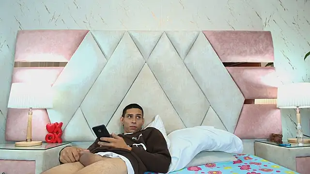 Snapshot of Zoelucas chatting on 11, 10, 2025 Zoelucas online show from 11, 10, 2025