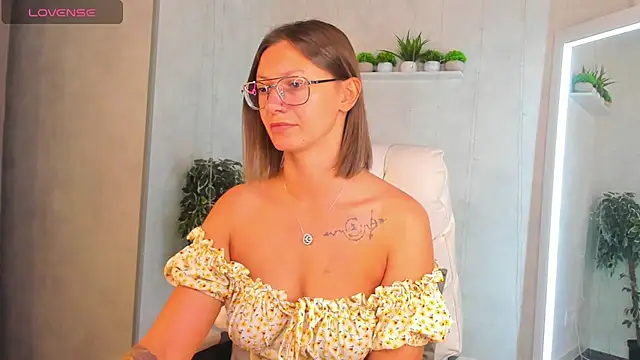 Elina Gravess online show from 15, 9, 2025