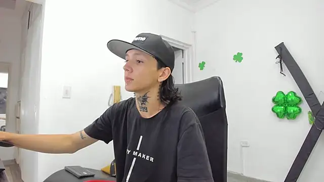 Snapshot of StraightBoy_Nick chatting on 1, 4, 2026 StraightBoy Nick online show from 1, 4, 2026