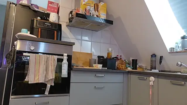 Snapshot of SweetTeenGirl chatting on 10, 10, 2025 SweetTeenGirl online show from 10, 10, 2025