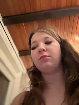 Snapshot of SweetTeenGirl chatting on 6, 11, 2025 SweetTeenGirl online show from 6, 11, 2025