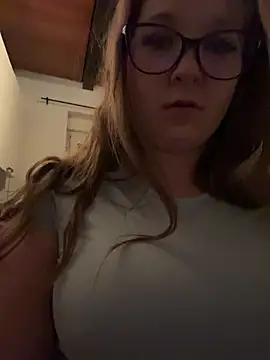 Snapshot of SweetTeenGirl chatting on 8, 11, 2025 SweetTeenGirl online show from 8, 11, 2025