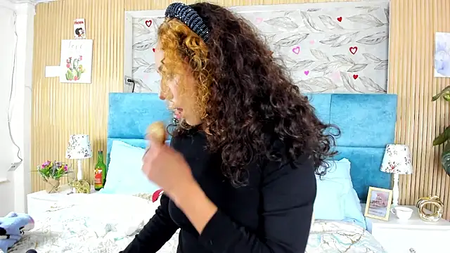 samanthaThoms online show from 6, 3, 2026