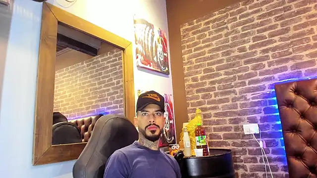 Snapshot of VinzenzRizzo chatting on 28, 10, 2025 VinzenzRizzo online show from 28, 10, 2025