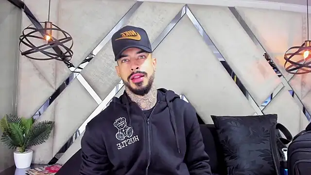 Snapshot of VinzenzRizzo chatting on 6, 11, 2025 VinzenzRizzo online show from 6, 11, 2025