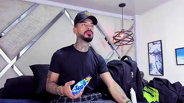 Snapshot of VinzenzRizzo chatting on 10, 11, 2025 VinzenzRizzo online show from 10, 11, 2025