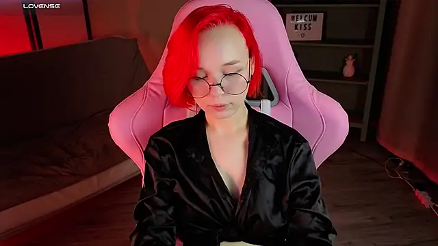 NaomiYoru online show from 9, 9, 2025