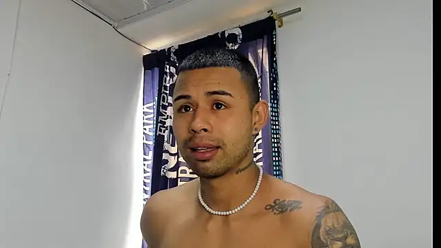 Snapshot of _Logan_Colton_ chatting on 19, 11, 2025 Logan Colton online show from 19, 11, 2025