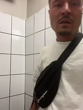 Snapshot of OfferedTearing chatting on 11, 9, 2025 OfferedTearing online show from 11, 9, 2025