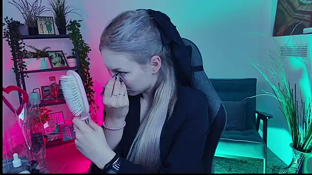 AvaDaviis online show from 24, 9, 2025