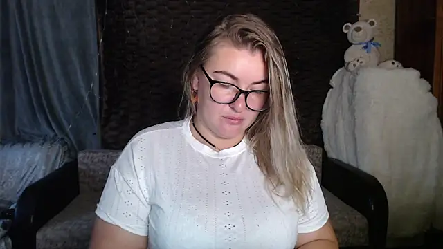 Snapshot of NikaSkylink chatting on 20, 10, 2025 NikaSkylink online show from 20, 10, 2025