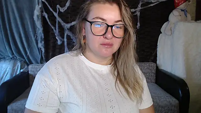 Snapshot of NikaSkylink chatting on 1, 11, 2025 NikaSkylink online show from 1, 11, 2025