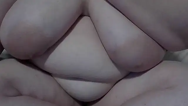 Snapshot of sarahcakes223 chatting on 11, 11, 2025 sarahcakes223 online show from 11, 11, 2025