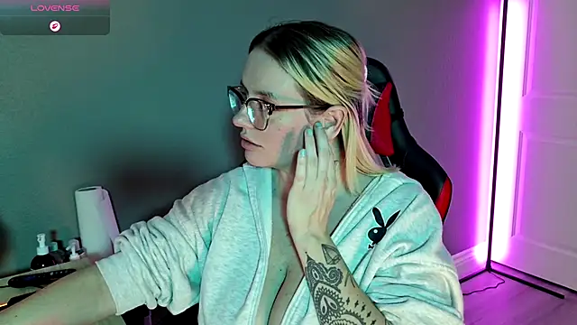 Snapshot of Charlies_world chatting on 6, 11, 2025 Charlies world online show from 6, 11, 2025