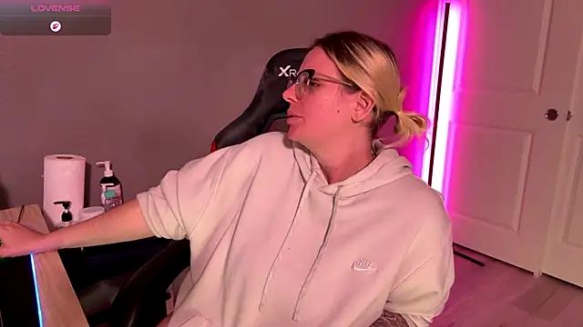 Snapshot of Charlies_world chatting on 21, 11, 2025 Charlies world online show from 21, 11, 2025