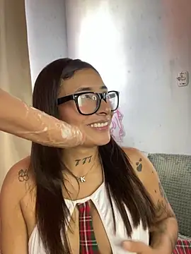 Snapshot of AnnieCouperr chatting on 28, 11, 2025 AnnieCouperr online show from 28, 11, 2025