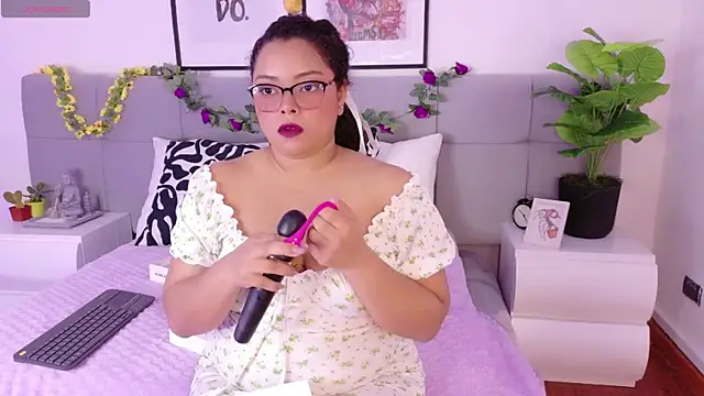 Alanaa Gomez online show from 18, 9, 2025