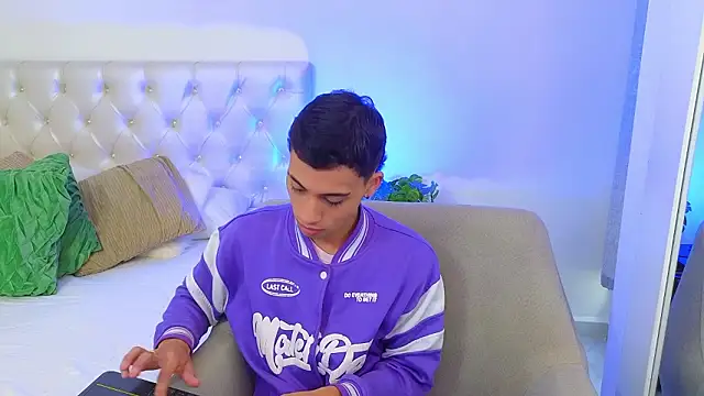 yulian vasquez online show from 4, 2, 2026