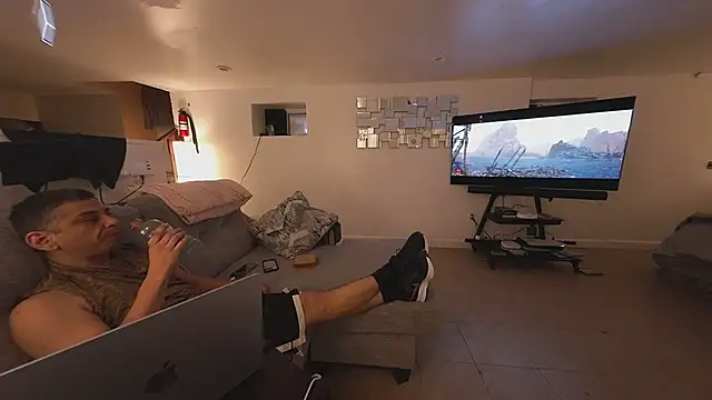 FLgUy40 online show from 23, 11, 2025