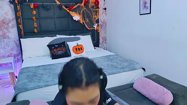 Snapshot of Becca_Grims chatting on 29, 10, 2025 Becca Grims online show from 29, 10, 2025