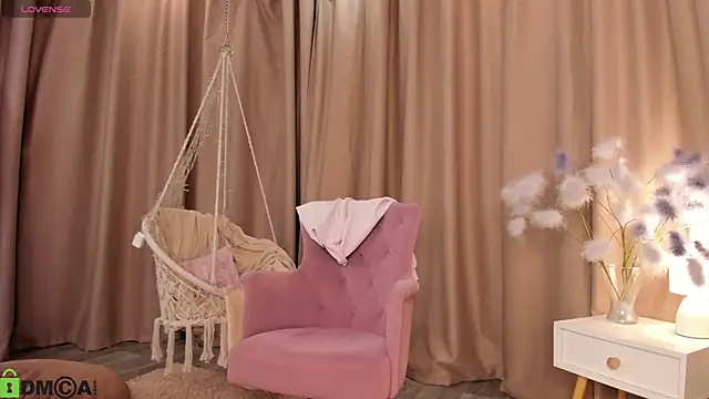 Snapshot of Naomi___Rias chatting on 19, 11, 2025 Naomi Rias online show from 19, 11, 2025