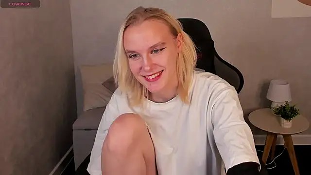 Snapshot of Carolin_Miller chatting on 22, 10, 2025 Carolin Miller online show from 22, 10, 2025