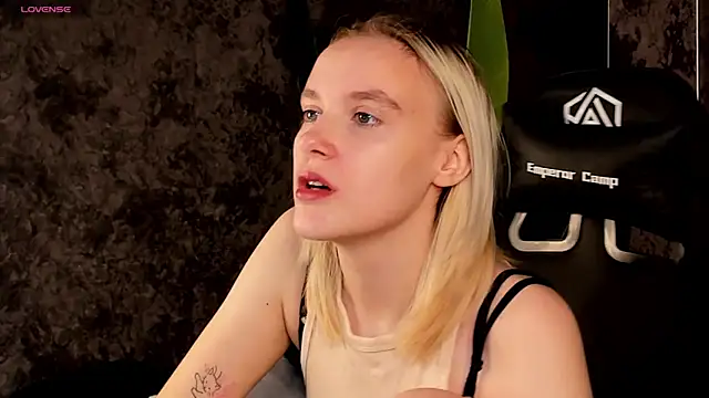 Snapshot of Carolin_Miller chatting on 26, 10, 2025 Carolin Miller online show from 26, 10, 2025