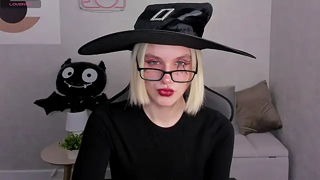 Snapshot of Carolin_Miller chatting on 28, 10, 2025 Carolin Miller online show from 28, 10, 2025