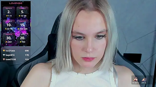 Snapshot of Carolin_Miller chatting on 3, 12, 2025 Carolin Miller online show from 3, 12, 2025