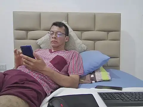 skinnylatino51 online show from 18, 3, 2026