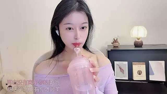 Snapshot of Onechestnut chatting on 12, 10, 2025 Onechestnut online show from 12, 10, 2025