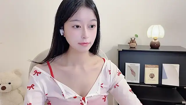 Snapshot of Onechestnut chatting on 15, 10, 2025 Onechestnut online show from 15, 10, 2025