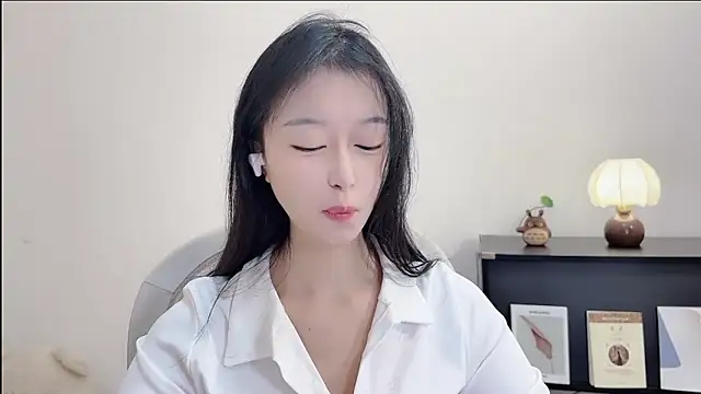 Snapshot of Onechestnut chatting on 17, 10, 2025 Onechestnut online show from 17, 10, 2025