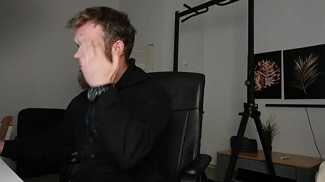 Snapshot of Stewart_Barnz chatting on 10, 11, 2025 Stewart Barnz online show from 10, 11, 2025