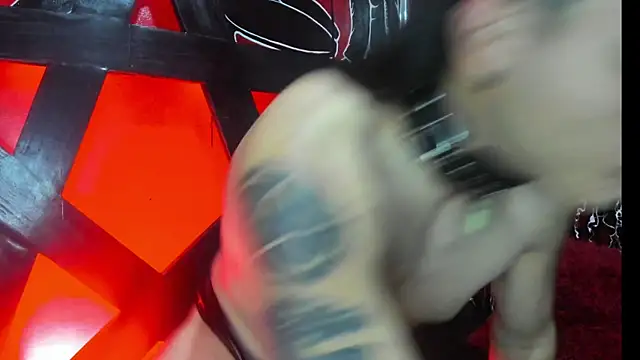 Snapshot of damian_and_tiana chatting on 6, 11, 2025 damian and tiana online show from 6, 11, 2025