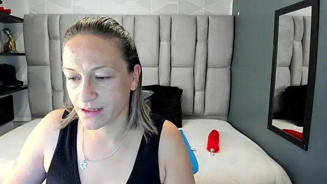 Charlot milf online show from 28, 2, 2026