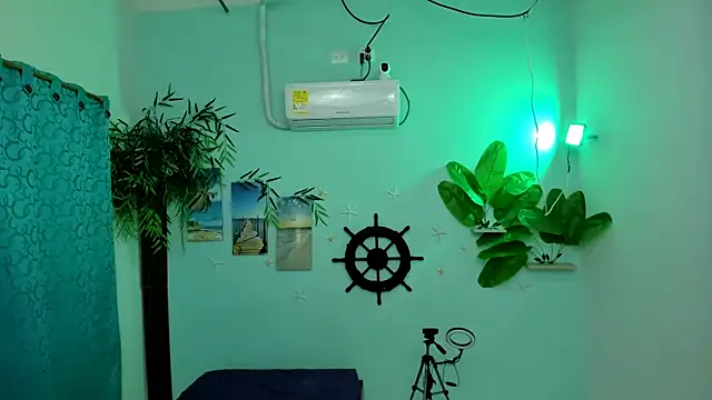 Snapshot of eladyrous98 chatting on 10, 10, 2025 eladyrous98 online show from 10, 10, 2025